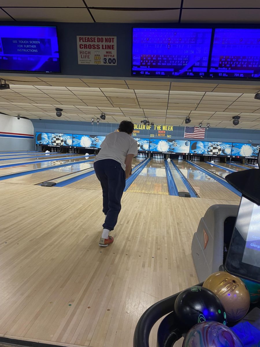 Senior+James+Klusarits+bowls+a+strike.